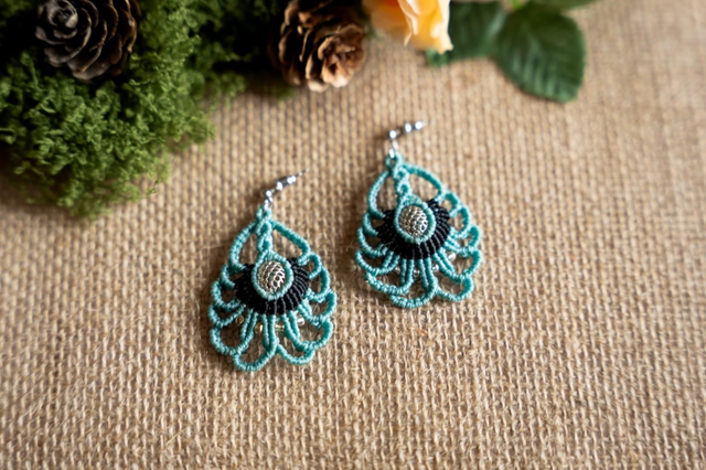Boucles d&#039;oreilles en micro-macramé Fil Linhasita turquoise et noir. Perles de rocaille argentées. Acier argenté inoxydable.