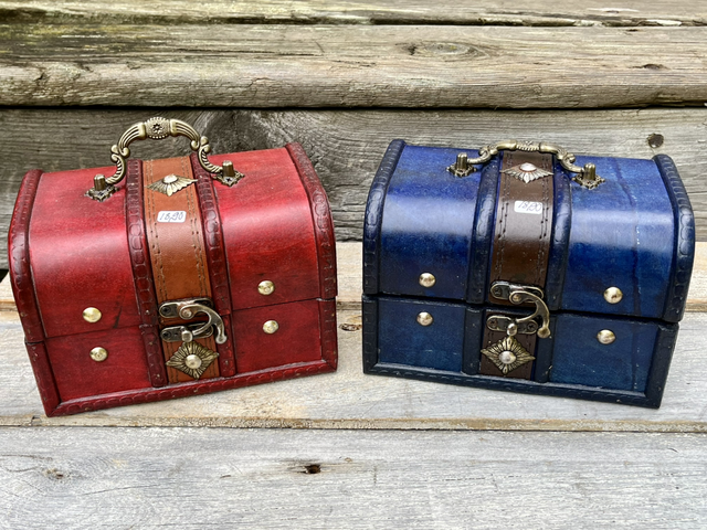 Aarrearkku iso punainen tai sininen