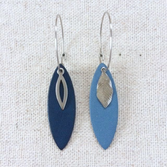 Boucles d’oreilles « Majeur » réversibles, argentées, cuir bleu foncé/ bleu gris
