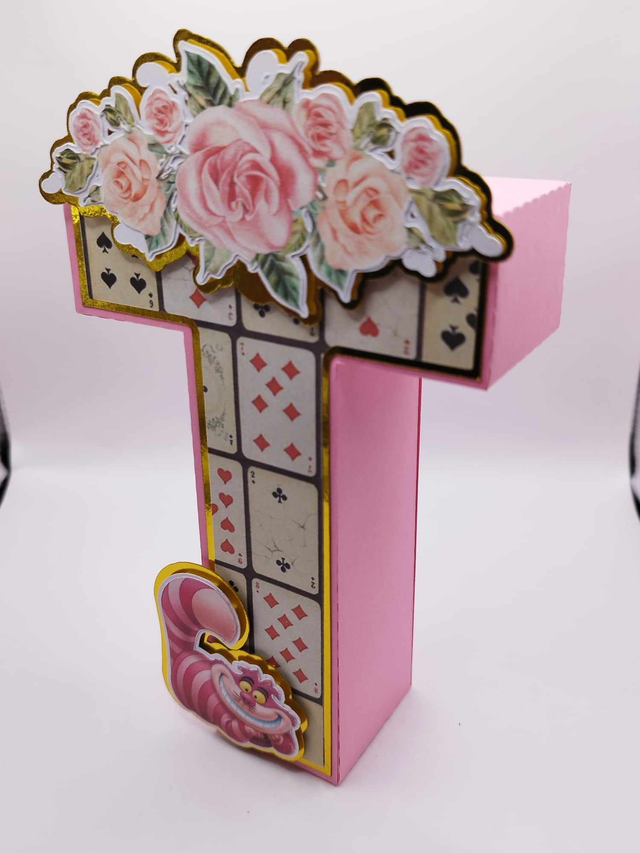 Lettre initiale 3D thème "Alice" (fond carte)