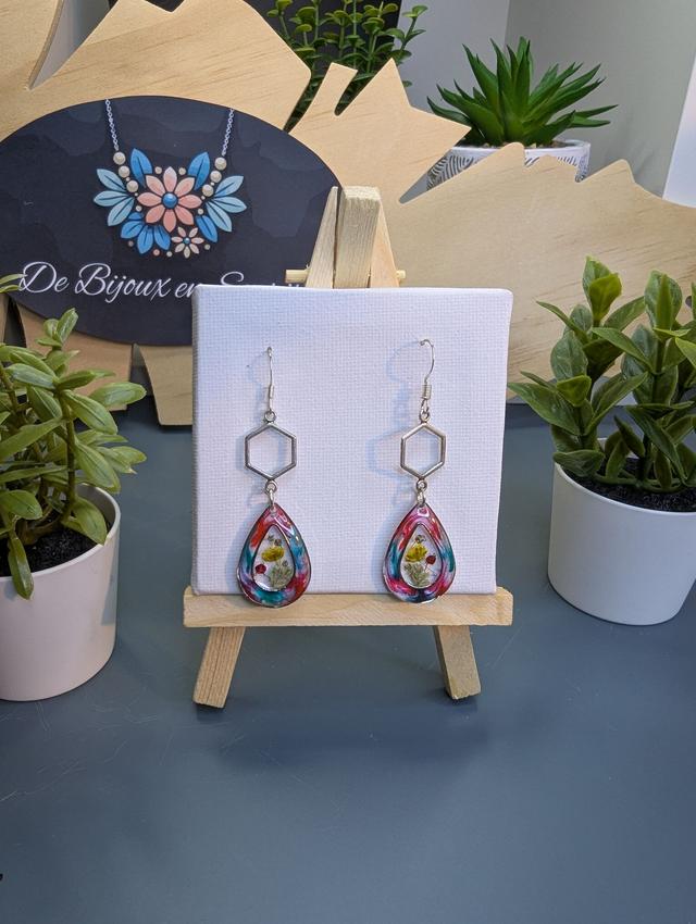 Boucles d&#039;oreilles avec pendentif hexagonal et pendentif en résine avec fleurs séchées. 