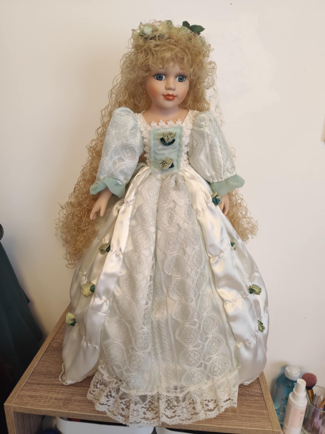 Poupée porcelaine frisé blonde 55 cm