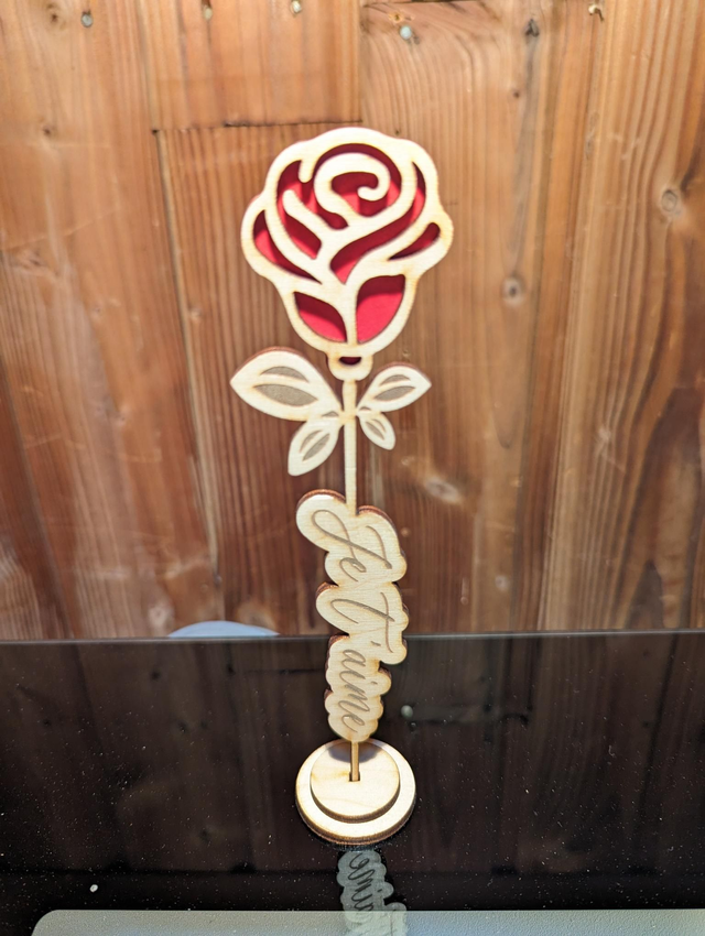 Rose je t aime en bois environ 20 cm avec support 