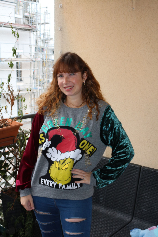 Pull de Noël Upcyclé &quot;Grinch Reworked&quot; T.L - Manches Velours Asymétriques (Rouge/Vert)