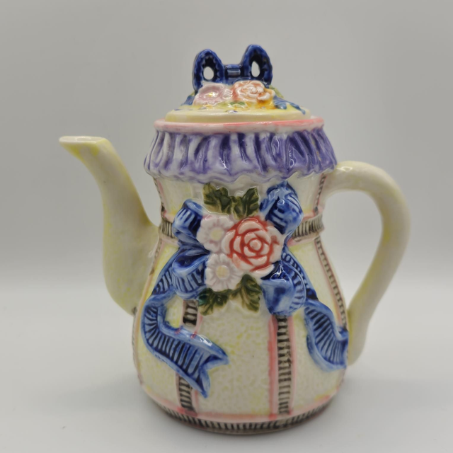 Petite théière à froufrous