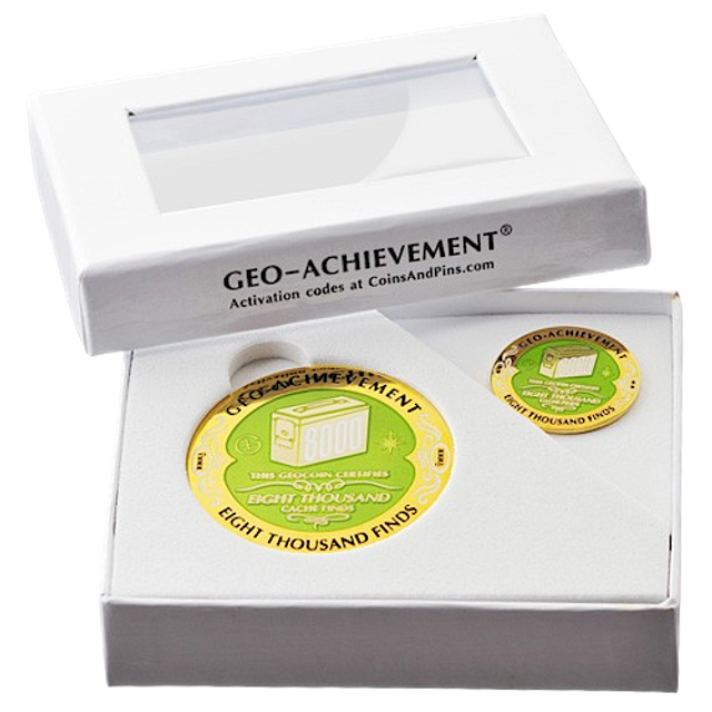 Géocoin "8000 caches trouvés" + Pin's assorti – Édition spéciale