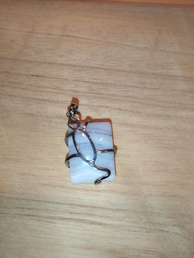 Pendentif en calcédoine bleue et métal 