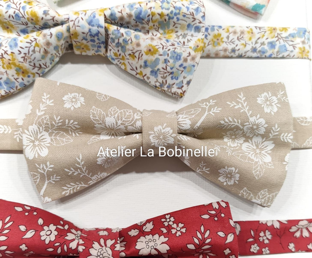 Noeud papillon beige clair à fleurs blanches 