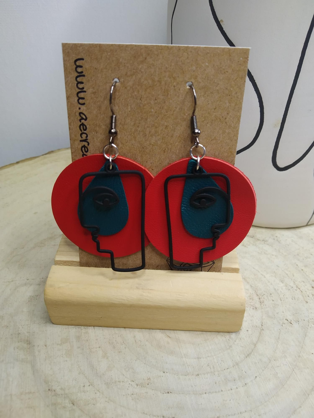 Boucles d&#039;oreilles line art cuir rouge 