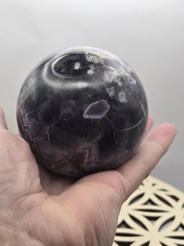 Améthyste chevron forme sphère