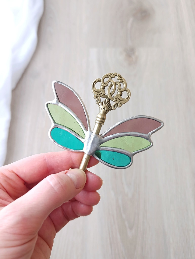 🗝️ Clé volante féerique "Flore" en vitrail