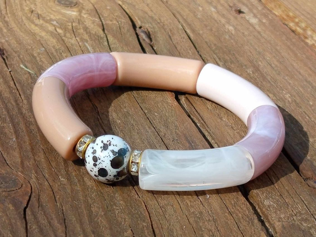 Bracelet perles tubes incurvées acrylique Uma Vinamrata