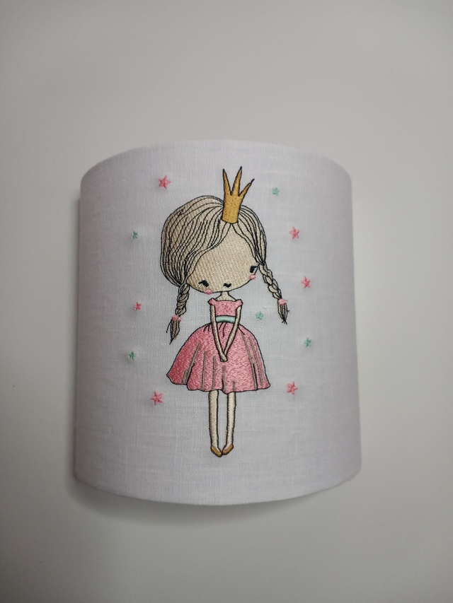 Abat jour en lin brodé ,broderie  Princesse .Applique murale pour chambre d'enfant forme demi cercle .Electrification incluse  .création  France