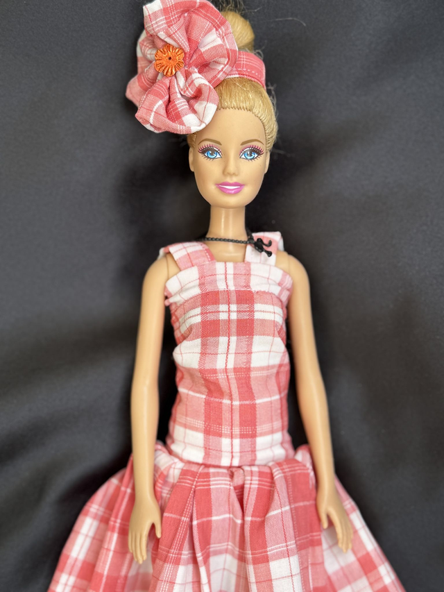 Poupée – Robe en tissu à carreau & Coiffe assortie - Fait main