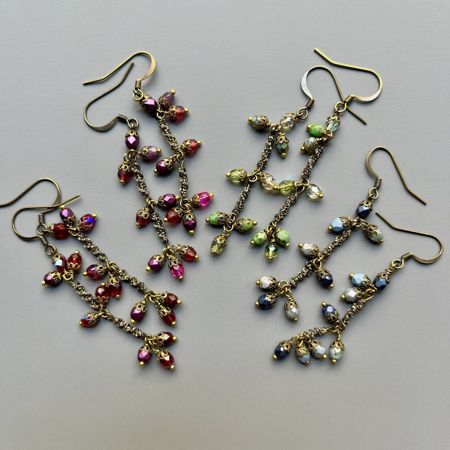 Petites boucles d'oreille en perles asymétriques corail