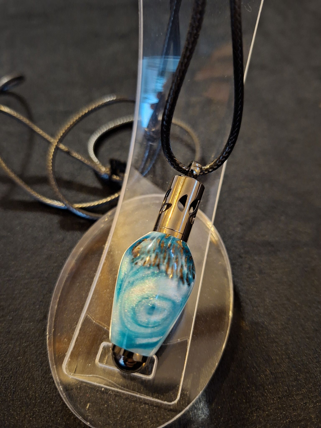 Pendentif aromathérapie gun métal en résine bleue et cônes d'aulne