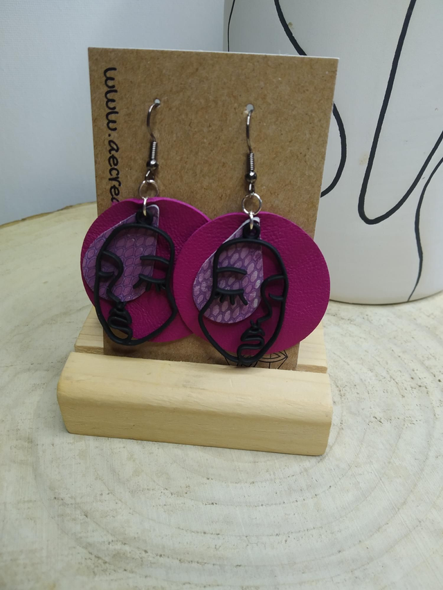 Boucles d&#039;oreilles line art cuir violet 