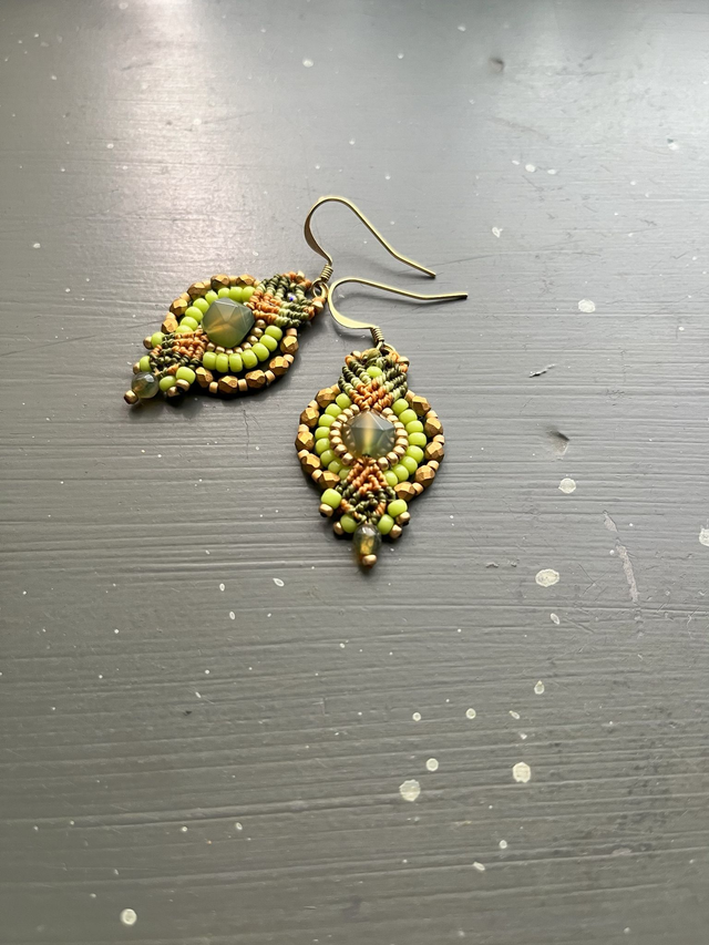 Boucles d&#039;oreille en macramé et perles vert jaune et or mat
