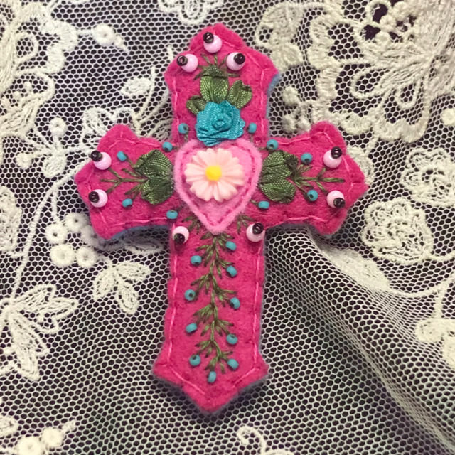 Broche croix fuchsia/turquoise/rose  