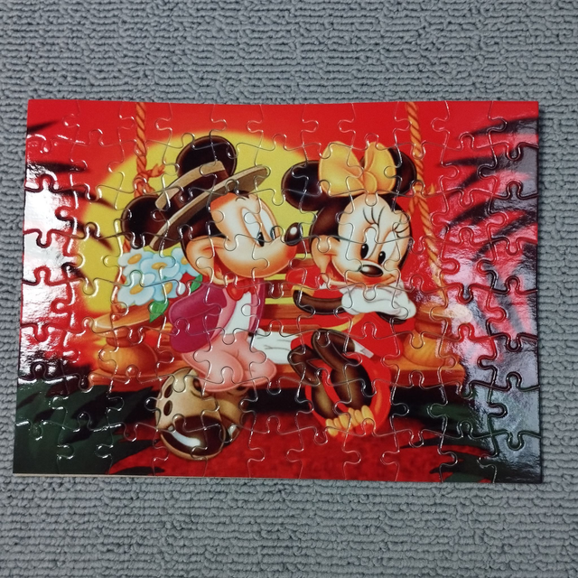 Mickey et Minnie sur la balançoire