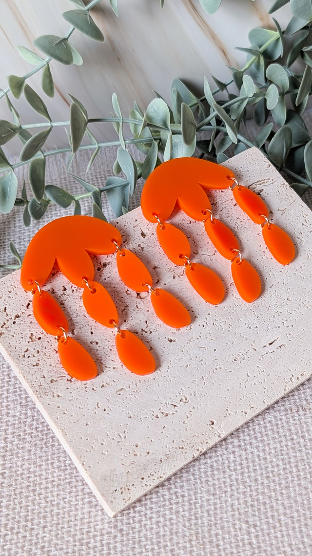 Boucles d&#039;oreilles oranges en plexi