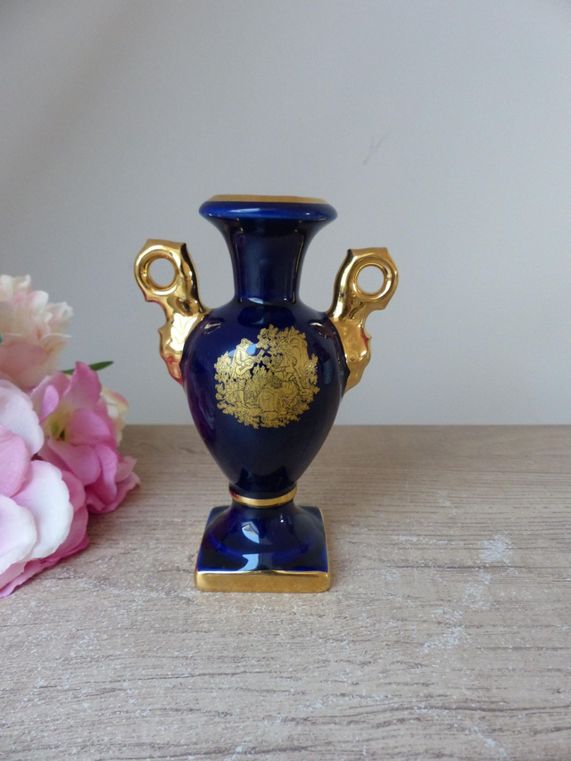 Petit vase en porcelaine de Limoges France bleu cobalt décor scène galante, vase romantique décoration chambre, cadeau couple union mariage