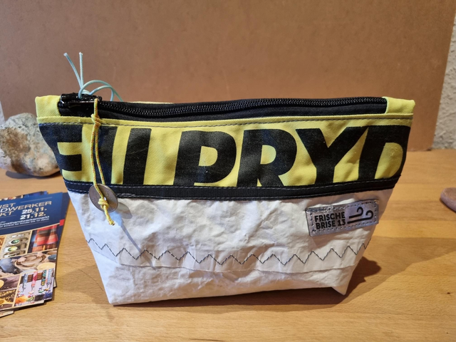 Kulturtasche aus Segel mit Surfsegel