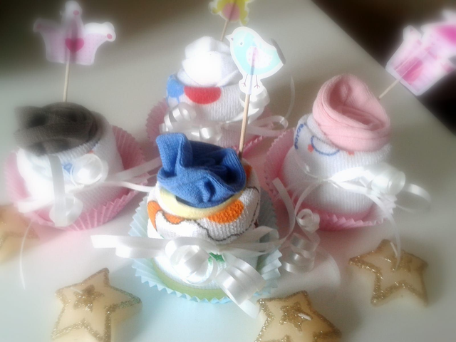 Vassoio di Pasticcini per Neonato con Bavaglini e Calzini – 12 Pirottini