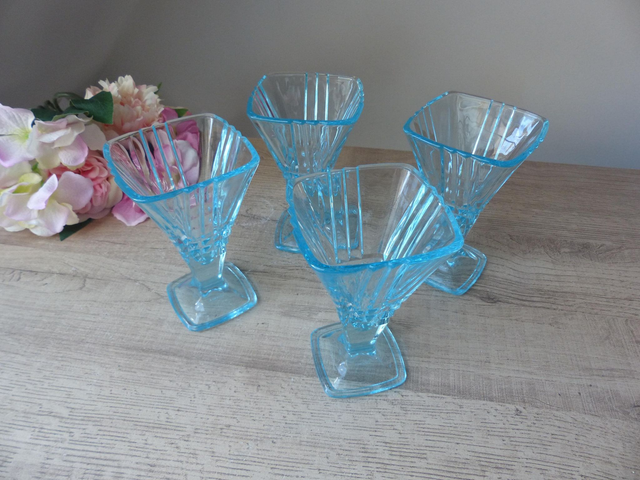Vintage quatre coupes à glaces bleues aqua italiennes, Coupes à glaces ou à fruits en verre bleu Fidenza Italie, Coupes dessert aqua blue