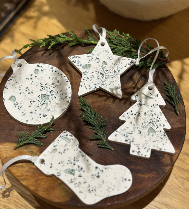 JESMONITE SET OF 5 BAUBLES GREEN