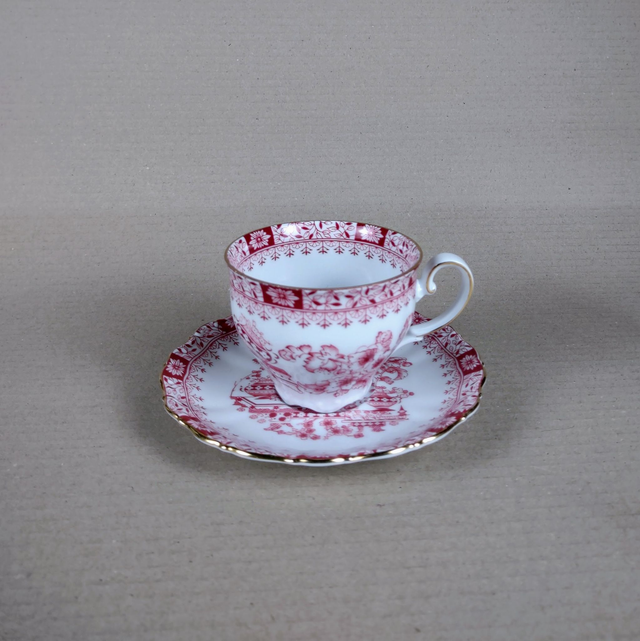 Seltmann Weiden | Kop (diameter 7,5 | hoogte 6 cm) en Geschulpte Schotel (diameter 13 | hoogte 6 cm) Theresia rode kleur | Vintage