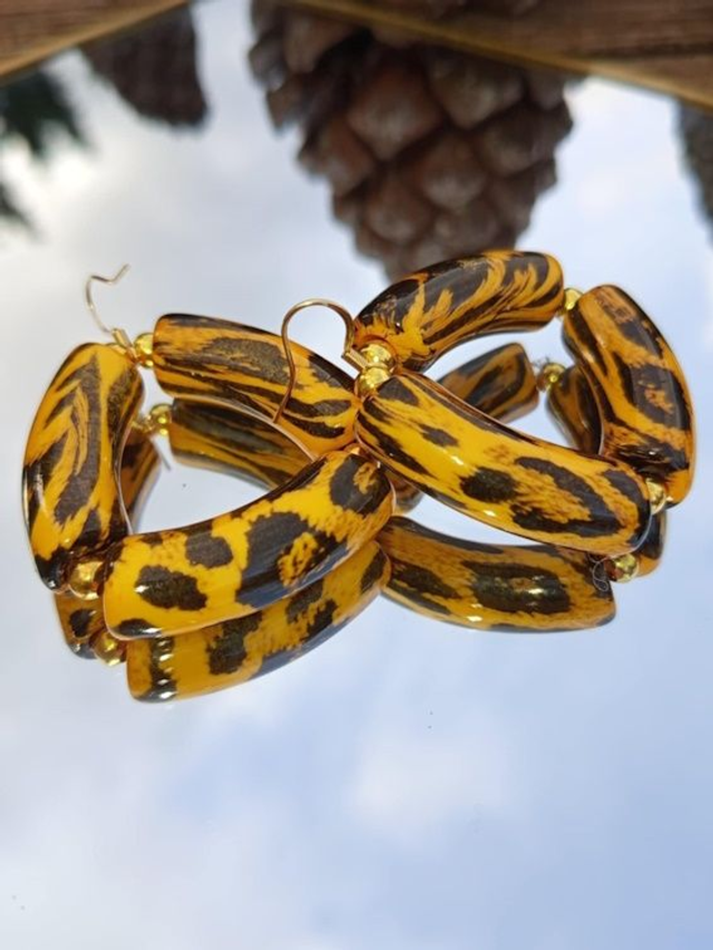 Boucles d&#039;oreilles perles tubes incurvées Indrani Jiraaph