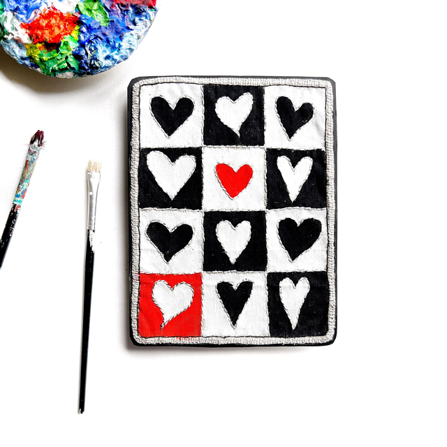 Tableau textile peint et brodé multicœurs 