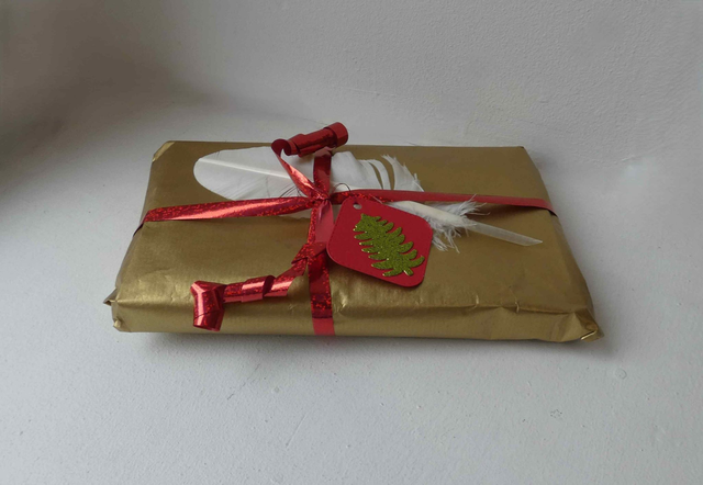 étiquettes cadeaux carrées rouges boules et sapins