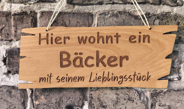 Holzschild „Hier wohnt ein Bäcker mit seinem Lieblingsstück“ – Lustiges Dekoschild


