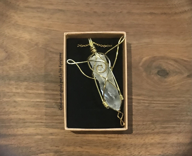 Pendentif QUARTZ LEMURIEN - BIJOU ARTISANAL Gamme "DANA" - [fils laiton et chaîne INOX]