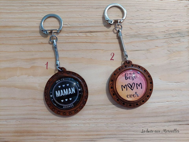 Porte-clé cabochon bois Message maman