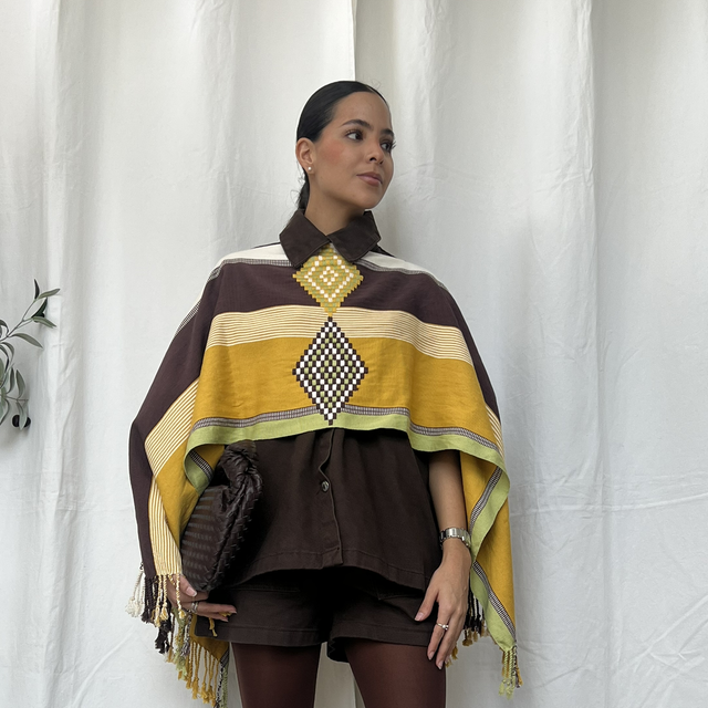 Capa marrón con amarillo 