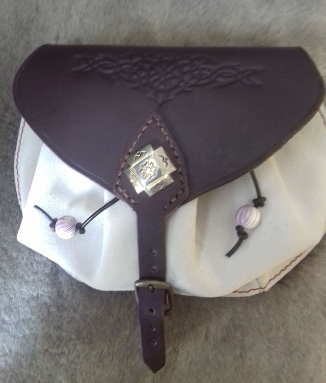 Escarcelle en cuir marron foncé avec concho floral