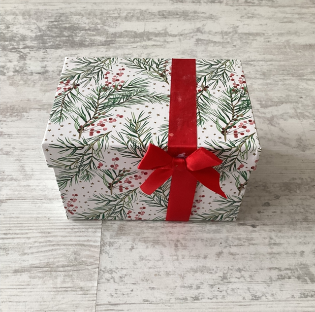Petit coffret vide de noël petite tache sur le ruban rouge 