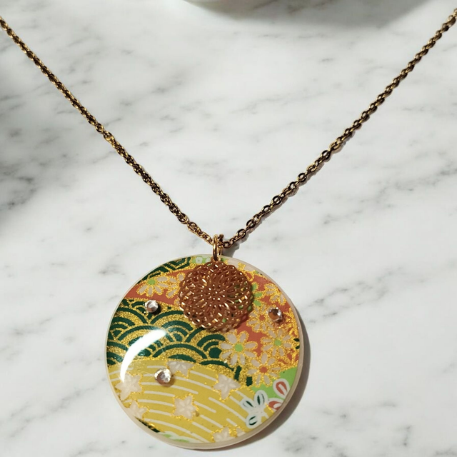 Collier acier inoxydable motifs japonais vert jaune