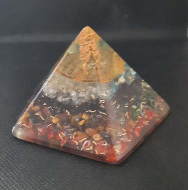 Pyramide Orgonite Pentagone 7 chakras / Energie Masculine