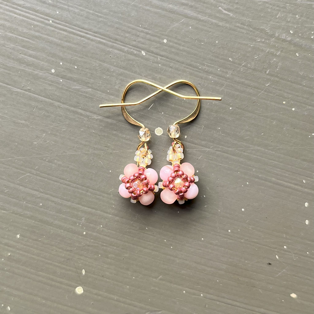 Petites boucles carrées en tissage de perles roses et or