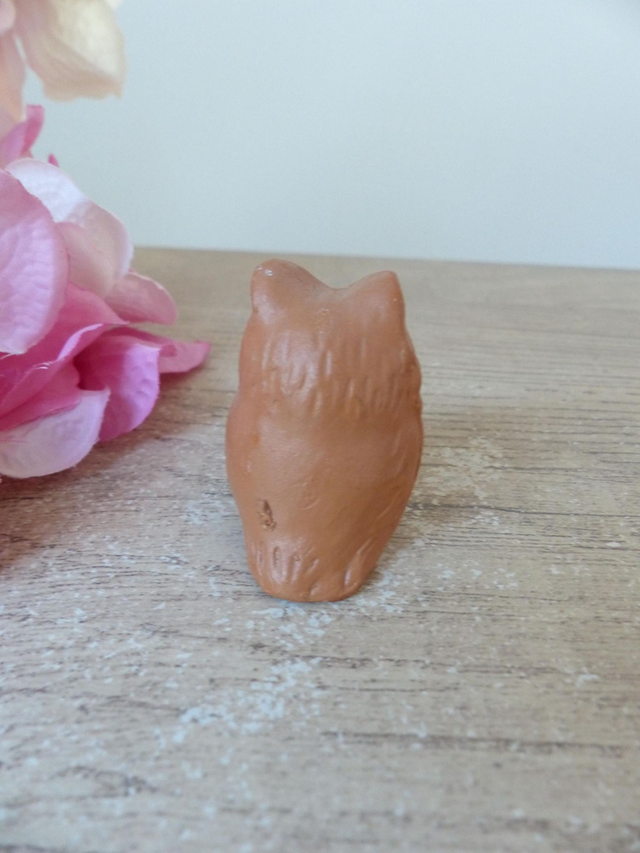 Figurine miniature hibou en argile – Poterie vintage faite à la main, petit porte-bonheur décoratif