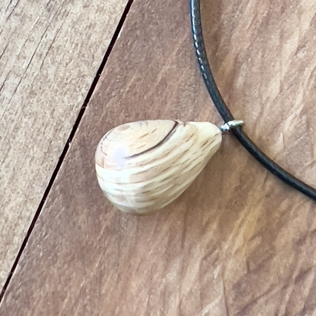 Collier poire en hêtre échauffé  