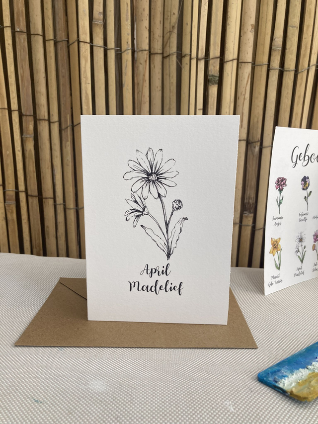 Ansichtkaart Geboortebloem April Madelief zwart wit, inclusief envelop, van originele tekening, met of zonder tekst 
