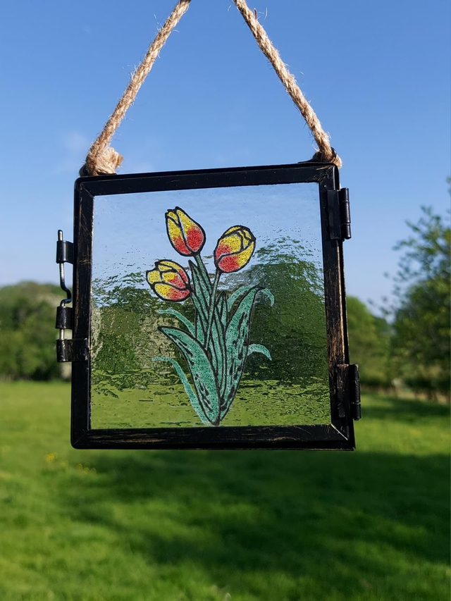 Tulip hanging frame