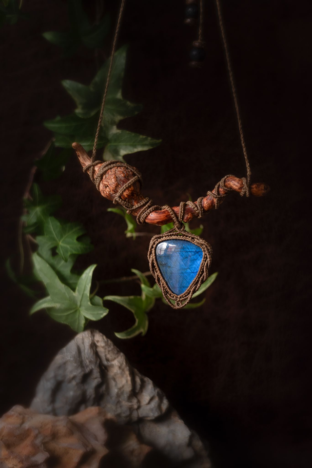 Elarinya - Talisman labradorite et racine de pin
