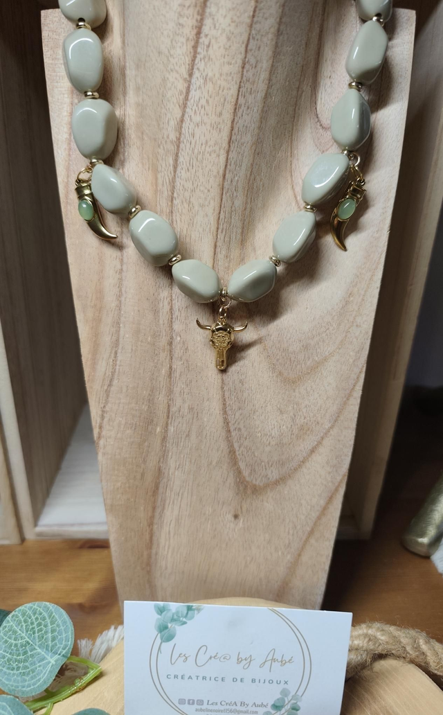 COLLIER PERLES RESINE/ TETE DE TAUREAU/ CORNE GOLD ET KAKI 0001166