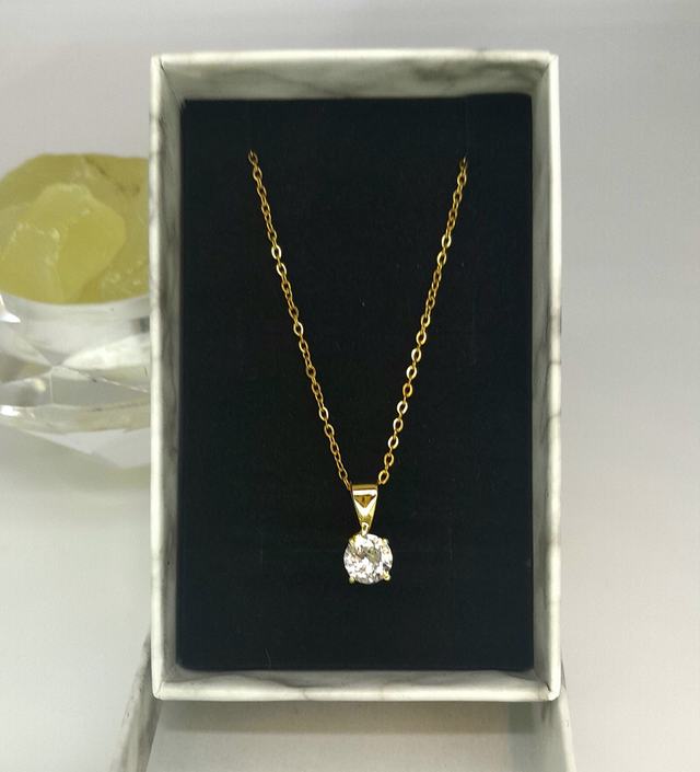 Pendentif en zircon et sa chaine acier or de 45 cm